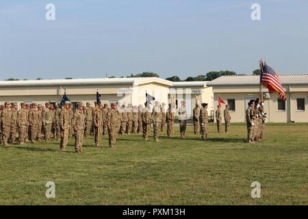 Die Soldaten des 1.batallion, 8 Infanterie Regiment, 3. gepanzerte Brigade Combat Team, 4 Infanterie Division, stand in der Ausbildung während eines kombinierten Ändern des Befehls und Verantwortung Zeremonie an Mihail Kogalniceanu Air Base, Rumänien, 5. Juni 2017. Das Bataillon Abschied von Oberstleutnant Jason Sabat, Commander, und Cmd. Sgt. Maj. Jay Morse, led 3/4 ABCT's "Task Force 1-8 Infanterie", wie die südlichen rotational Land Kraft für den Betrieb Atlantik zu lösen, führte das Team taschenlampe Oberstleutnant Mark Battjes und Cmd. Sgt. Maj. Timotheus Chrysler. Stockfoto