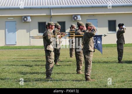 Soldaten des 1.batallion, 8 Infanterie Regiment, 3. gepanzerte Brigade Combat Team, 4 Infanterie Division, Salute ihre neuen Bataillonskommandeur, Oberstleutnant Mark Battjes, während eine kombinierte Ändern des Befehls und Verantwortung Zeremonie an Mihail Kogalniceanu Air Base, Rumänien, 5. Juni 2017. Battjes und Cmd. Sgt. Maj. Timotheus Chrysler das Kommando von 3/4 ABCT's "Task Force 1-8 Infanterie", den südlichen rotational Land Kraft für den Betrieb Atlantic lösen, von Oberstleutnant Jason Sabat und Cmd. Sgt. Maj. Jay Morse. Stockfoto