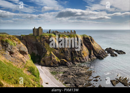 Dunnottar Castle Mittelalterlichen clifftop Ruine in Sonne von Klippe über Fels und Kiesstrand der Alten Halle Bucht Nordsee in der Nähe von Stonehaven Schottland Großbritannien Stockfoto