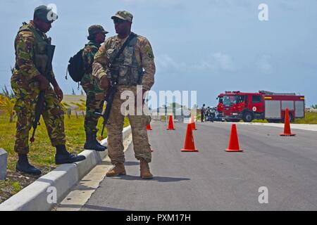 Mitglieder der Barbados Defence Force und ein Florida nationaler Scots Guards stand Guard zu einem Kontrollpunkt an eine Solaranlage bei Tradewinds in Barbados, Juni 8. Militärs und Zivilisten aus 20 Ländern beteiligen sich an der diesjährigen Übung in Barbados und Trinidad und Tobago 6. bis 17. Juni. Stockfoto