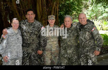 Von links nach rechts: Armee Oberst Cynthia Zapotoczny, Büro des stellvertretenden Kommandanten der Manpower & Buchen Angelegenheiten, US Southern Command links; der peruanischen Armee Oberst Eric Antonio Pasquel Alfaro, aktiven - Aufgabe Operations Officer; U.S. Army Oberst Irene M. Zoppi, Büro des stellvertretenden Kommandanten der Manpower & Buchen Angelegenheiten, US Southern Command; peruanischen Heeres Maj Hernan Garrido-Lecca, reserve-Operations Officer und peruanischen Heeres Oberstleutnant Alexander Salgado-Bryson, reserve-Operations Officer. Militärs und Zivilisten aus 20 Ländern beteiligten sich im Jahr 2017 die Übung Tradewinds in Barbados und Trini Stockfoto