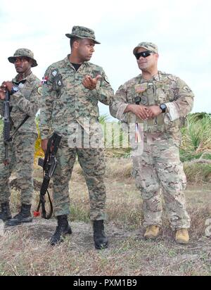 Florida Army National Guard Staff Sgt. Sergio Valdes (rechts), ein Miami, Florida native C Company, 1 Bataillon, 124 Infanterie Regiment, 53rd Infantry Brigade Combat Team zugewiesen, beaufsichtigt eine inszenierte Riot, hilft zur Vorbereitung der Antigua, St. Kitts, St. Vincent und Grenada Polizisten lokale Beamte sollen, wie sie in einer realen Situation während der Übung Tradewinds 2017 in Bushy Park, Barbados, 10. Juni 2017 zu reagieren. Militär und Zivilisten aus 20 Ländern beteiligen sich an der diesjährigen Übung in Barbados und Trinidad und Tobago, die von 6. bis 17. Juni 2017 läuft. Stockfoto