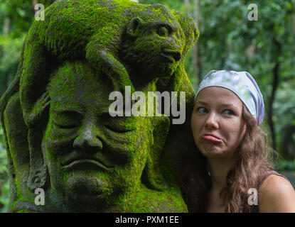 Junge Frau touristische im traditionellen balinesischen Hindu Tempel Taman Ayun in Mengwi. Bali, Indonesien. Stockfoto