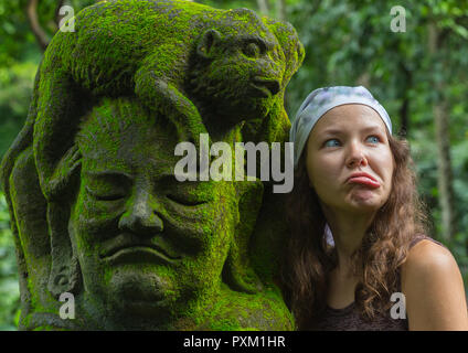 Junge Frau touristische im traditionellen balinesischen Hindu Tempel Taman Ayun in Mengwi. Bali, Indonesien. Stockfoto