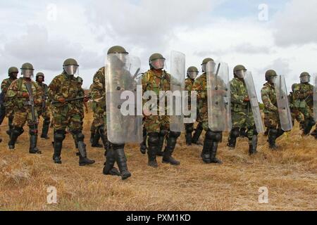 Mitglieder der Antigua, St. Kitts, St. Vincent und Grenada Polizei März in Richtung einer inszenierten Aufruhr während einer Schulungsveranstaltung in Bushy Park, Barbados für Übung Tradewinds, 10. Juni 2017. Militärs und Zivilisten aus 20 Ländern beteiligen sich an der diesjährigen Übung in Barbados und Trinidad und Tobago, die von 6. bis 17. Juni. Stockfoto