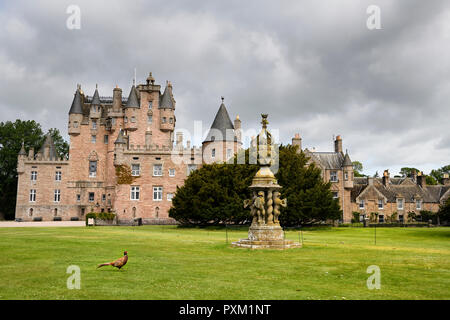 Vorderen Rasen von Glamis Castle Elternhaus der Königin Mutter mit wilden Ring-necked Pheasant und die große Sonnenuhr Schottland Großbritannien Stockfoto