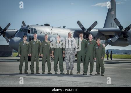 Das Bodenpersonal in Pose für Foto vor dem Ausschalten für Oberst Robert Dotson, 374 Operationen Gruppenkommandant, Fini Flug Yokota Air Base, Japan, 2. Juni 2017. Als "Fini" bekannt, folgt eine Luftwaffe Tradition, die nach dem Zweiten Weltkrieg, in denen nach Abschluss eines Aircrew Mitglieder letzter Flug sie mit Wasser übergossen werden und gratulierte, die ihre Kameraden in die Arme und Familie zurückgeht. Stockfoto