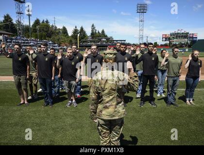 TACOMA, Washington (11. Juni 2017) US-Armee Kapitän Katie Jones, der Seattle Army Recruiting Battalion zugewiesen ist, können Sie aus 24 zukünftige US-Soldaten während einer offenen Eid der Dienstzeit an der Tacoma Rainiers Gruß an Streitkräfte Tag bei Cheney Feld. Die rainiers, der Seattle Mariners Triple-A-Teilnehmer, widmen einen Tag pro Jahr auf das militärische Mitglieder, Vergangenheit und Gegenwart, und in diesem Jahr, die Las Vegas 51s von einem Ergebnis von 5-3 besiegt. Stockfoto