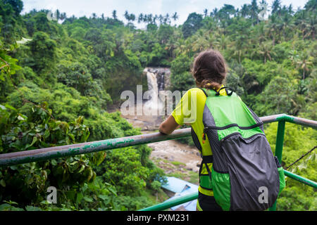 Mädchen vor einem Wasserfall Stockfoto