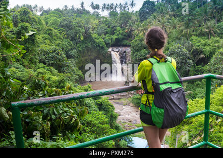 Mädchen vor einem Wasserfall Stockfoto