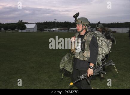 Spc. Ross Talpey mit Bravo Company, 1-182 nd Infanterie Regiment, Massachusetts Army National Guard und ein Bridgewater, Massachusetts native, bereitet sich auf eine Nacht Mission während der jährlichen Ausbildung an der Joint Multinational Readiness Training Center in Hohenfels, Deutschland Juni 5, 2017 in Angriff zu nehmen. Die Mitglieder der historischen Einheit dienen mit der gegnerischen Kraft in Bewegung lösen VIII, die rund 3.400 Mitarbeiter aus 10 Ländern. Ziel der Übung ist es, die Kräfte in Europa vorbereiten, sind Stabilität und Sicherheit in der Region zu fördern. Stockfoto