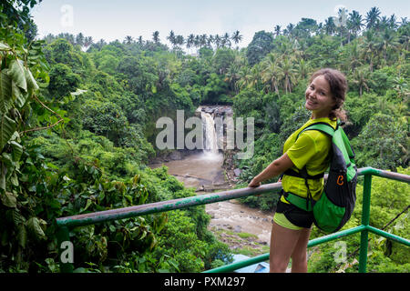 Mädchen vor einem Wasserfall Stockfoto