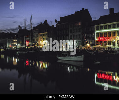 Schiffe im Nyhavn, Kopenhagen bei Nacht mit England, Irland, Europa, Schiffe in Nyhavn, Kopenhagen, Dänemark, Europa, Kopenhagen, Nyhavn, Hafen, Outdoor S Stockfoto