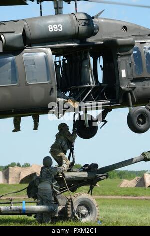 New York Army National Guard Soldaten vom 1. Battalion, 258Th Field Artillery, Haken, ein M119A2 howitzer zu einem UH-60 Black Hawk auf Fort Drum, N.Y., 8. Juni 2017. Die 258Th übte verschieben und Feuer Haubitzen als Teil ihrer jährlichen Schulung. Stockfoto