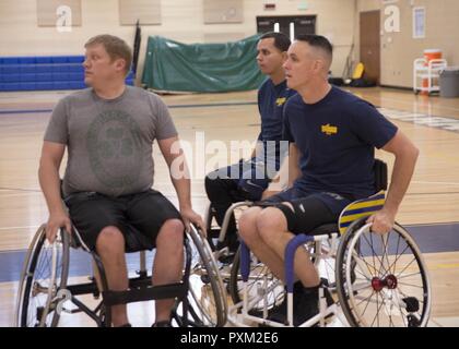 Die Mitglieder von Team Navy in Marine verwundeten Krieger Walter Reed Adaptive Sport Trainingslager teilnehmen Juni 10. Der Zweck der Lager konzentriert sich auf Rollstuhl Basketball, Volleyball und Schwimmen, um zu helfen, die Athleten, die für die Abteilung 2017 der Verteidigung Krieger Spiele, die am 30. Juni in Chicago, Illinois kick vorbereiten. Stockfoto