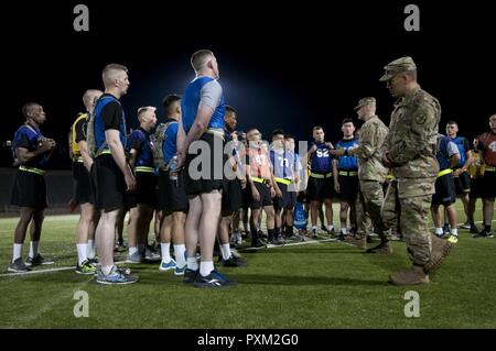 Sgt. 1. Klasse Josua Moeller, die noncommissioned officer Sieger der US Army Reserve 2016 besten Krieger Wettbewerb eine Pep sprechen Sie mit der neuen Krieger gibt für die US Army Reserve 2017 besten Krieger Wettbewerb in Fort Bragg, N.C. Am 12. Juni. In diesem Jahr besten Krieger Wettbewerb bestimmen die oberen noncommissioned Officer und Junior Soldat Soldat der US-Armee finden in der Abteilung der Armee am besten Krieger Konkurrenz später dieses Jahr vertreten wird am Fort A.P. Hill, Virginia. Stockfoto