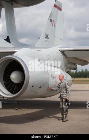 Master Sgt. Lloyd Braden, eine Crew Chief in die 513Th Aircraft Maintenance Squadron zugeordnet, inspiziert ein Motor auf einer E-3 Sentry Airborne Warnung und Steuerung von Flugzeugen 12. Juni 2017, bei der NATO Air Base Geilenkirchen, Deutschland, vor einer Mission zur Unterstützung der Übung BALTOPS 2017. Braden ist einer der fast 100 Reservisten unterstützen BALTOPS 2017, bei der 50 Schiffe und u-Boote und 40 Flugzeugen, die von 14 Mitgliedstaaten. Stockfoto