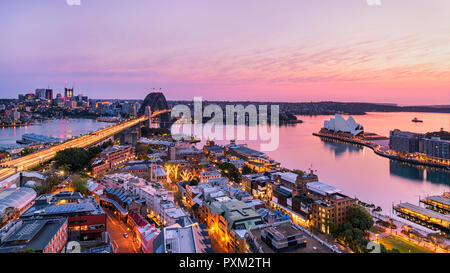 Sydney Australien. Sydney Hafen, die Harbour Bridge, The Rocks und das Opernhaus von Sydney bei Sonnenaufgang. Stockfoto