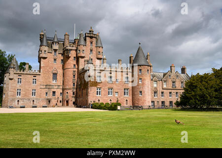 Vorderen Rasen von Glamis Castle Elternhaus der Königin Mutter mit wilden Ring-necked Fasan mit Sonne und Wolken Schottland Großbritannien Stockfoto