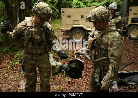 Us Air Force Tech. Sgt. Mac Donnell, Links, und Staff Sgt. Steven Churilla der Gemeinsamen Endgerät angreifen Controller Kabel von einer Spule entwirren beim Bau einer Brigade tactical Operations Center während der Übung kombinierte Lösen VIII am Hohenfels, Hohenfels, Deutschland, 4. Juni 2017. Übung kombinierte Lösen VIII ist eine multinationale Übung konzipiert der Armee Regional zugeteilten Kräfte auf die US-European Command. Kombinierte lösen VIII werden mehr als 3.400 Teilnehmer aus 10 Nationen gehören. Das Ziel der Übung ist es, die Kräfte in Europa vorbereiten, betr. Stockfoto