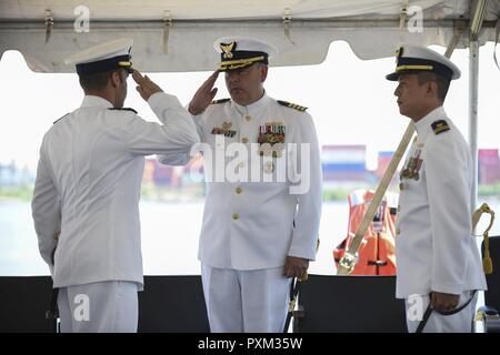 Coast Guard lt Kristopher Valdez, der neuen befehlshabenden Offizier der Penobscot Bay, würdigt Kapitän Michael Tag, Commander, Coast Guard Sektor New York, während Change-of-Befehl Zeremonie in Bayonne, New Jersey, 12. Juni 2017 die Penobscot Bay. Stockfoto