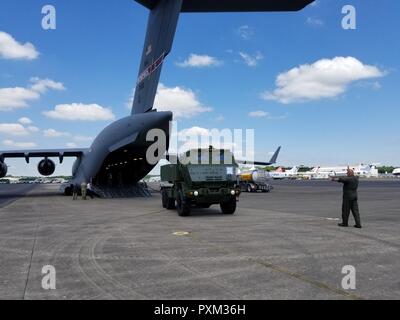 Eine Crew Chief mit 164 der Tennessee Air National Guard Luftbrücke Flügel lädt eine M142 High Mobility Artillery Rocket System (HIMARS) Fahrzeug in die Rückseite eines C-17 an das freiwillige Training Website in Smyrna, Tenn., am 9. Juni. Die Maschine flog, Ausrüstung und Personal von der Tennessee Armee und Air National Guard zu Polen für den Betrieb Sabre Streik, einem langjährigen US-Army Europe - LED-kooperative Ausbildung Übung, die hilft, die Zusammenarbeit zwischen den USA, Estland, Lettland, Litauen, Polen erleichtern und Verbündete und Partner Nationen. Stockfoto