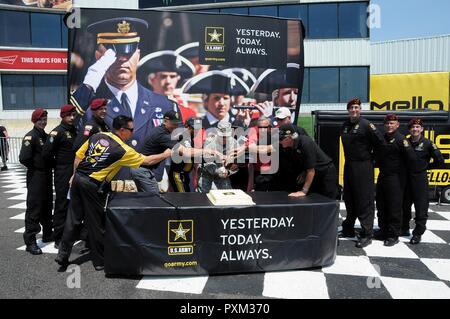 Generalmajor Troy D. Kok, dem kommandierenden General der US-Armee Finden 99th World unterstützt den Befehl, an Joint Base Mc-Guire-Dix Lakehusrt, New-Jersey gehabt, hilft den Kuchen geschnitten 10. Juni mit der Hilfe von Don Schumacher Racing. Den Kuchen schneiden war Teil der "Armee Tag an den Rennen" an der Alten Brücke Township Raceway Park in Englishtown, New Jersey. Tony Schumacher (unmittelbar links von Kok) treibt die US-Armee Top Fuel Dragster. Mitglieder der Armee goldene Ritter Fallschirm Team sind auch dargestellt. Stockfoto
