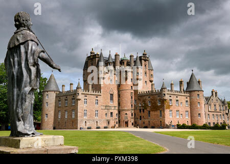 Vorderen Rasen von Glamis Castle Elternhaus der Königin Mutter mit führen die Statue von König James I. von England und König James VI. von Schottland Stockfoto