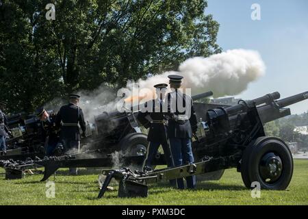 Us-Soldaten mit der Präsidentschaftswahl Salute Batterie, 3 US-Infanterie Regiment (Die Alte Garde), Feuer ein Gruß mit 75 mm Panzerabwehr Kanonen, 9. Juni 2017, zu Ehren von Generalmajor Yaacov Barak, Kommandeur der israelischen Streitkräfte, Bodentruppen Befehl, während eine Armee voller Ehre Begrüßungszeremonie auf Whipple Feld, Joint Base Myer - Henderson Hall, Virginia. Stockfoto