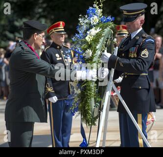 Generalmajor Yaacov Barak, Commander, Israel Defense Forces, Ground Forces Command, beteiligt sich an einer Armee volle Ehre Kranzniederlegung Zeremonie, 9. Juni 2017, am Grab des Unbekannten Soldaten, den Nationalfriedhof Arlington, Virginia. Stockfoto