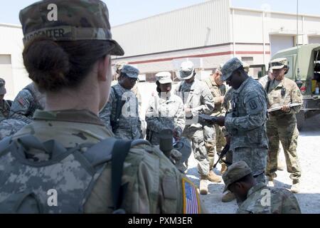 Südcarolina nationale Schutz Soldaten aus dem 1053Rd Transport Unternehmen führte eine Vielzahl von nicht-traditionellen Fähigkeiten als Teil ihrer jährlichen Schulung Juni 9, 2017, McCrady Training Center. Typische Ausbildung für diese Soldaten besteht aus den Transport von Materialien und Lieferungen von einem Standort zu einem anderen; allerdings ist diese Ausbildung enthalten in Verbindung setzen möchten, können Sie der Deckung und Tarnung, um sich selbst zu schützen, Clearing Gebäude, reagieren auf Improvised Explosive Devices, und ärztliche Behandlung zu verletzten. Stockfoto