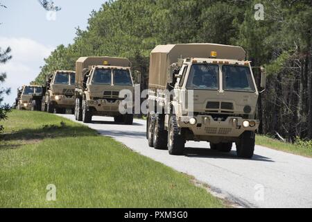 Südcarolina nationale Schutz Soldaten aus dem 1053Rd Transport Unternehmen führte eine Vielzahl von nicht-traditionellen Fähigkeiten als Teil ihrer jährlichen Schulung Juni 9, 2017, McCrady Training Center. Typische Ausbildung für diese Soldaten besteht aus den Transport von Materialien und Lieferungen von einem Standort zu einem anderen; allerdings ist diese Ausbildung enthalten in Verbindung setzen möchten, können Sie der Deckung und Tarnung, um sich selbst zu schützen, Clearing Gebäude, reagieren auf Improvised Explosive Devices, und ärztliche Behandlung zu verletzten. Stockfoto