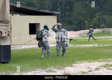 Südcarolina nationale Schutz Soldaten aus dem 1053Rd Transport Unternehmen führte eine Vielzahl von nicht-traditionellen Fähigkeiten als Teil ihrer jährlichen Schulung Juni 9, 2017, McCrady Training Center. Typische Ausbildung für diese Soldaten besteht aus den Transport von Materialien und Lieferungen von einem Standort zu einem anderen; allerdings ist diese Ausbildung enthalten in Verbindung setzen möchten, können Sie der Deckung und Tarnung, um sich selbst zu schützen, Clearing Gebäude, reagieren auf Improvised Explosive Devices, und ärztliche Behandlung zu verletzten. Stockfoto