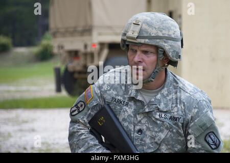 Südcarolina nationale Schutz Soldaten aus dem 1053Rd Transport Unternehmen führte eine Vielzahl von nicht-traditionellen Fähigkeiten als Teil ihrer jährlichen Schulung Juni 9, 2017, McCrady Training Center. Typische Ausbildung für diese Soldaten besteht aus den Transport von Materialien und Lieferungen von einem Standort zu einem anderen; allerdings ist diese Ausbildung enthalten in Verbindung setzen möchten, können Sie der Deckung und Tarnung, um sich selbst zu schützen, Clearing Gebäude, reagieren auf Improvised Explosive Devices, und ärztliche Behandlung zu verletzten. Stockfoto