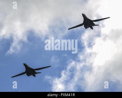 Zwei B-1B Lancers von Ellsworth Air Force Base, S.D., fliegen über Royal Air Force Fairford, England, 8. Juni 2017. Das bordpersonal von der 37th Bomb Squadron an Bomber Qualitätssicherung und Abschreckung Missionen im europäischen Theater, die Bomber Besatzungen Chancen mit Verbündeten und Partnern in gemeinsamen und multinationale Übungen wie BALTOPS und Sabre Streik zu trainieren. Stockfoto