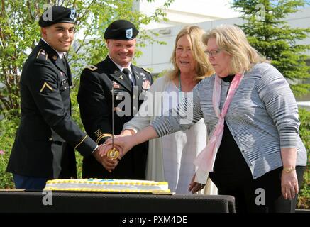 Pvt. Noel Rubio, der Soldat, der vor Kurzem nach Basset Armee Community Hospital zugewiesen; Oberst Christopher Jarvis, der Medizinischen Activity-Alaska Commander; Catherine Stevens, Frau des späten Senator Ted Stevens; und Susan Turley, Bach's Medical Supply Chain Management Director, schneiden Sie einen Kuchen Juni 9 10. Jahrestag des Krankenhauses am Fort Wainwright, Alaska zu feiern. Stockfoto