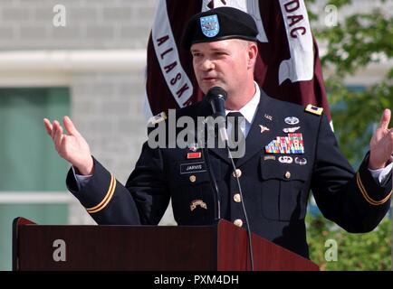 Medizinische Activity-Alaska Kommandant Oberst Christopher Jarvis erläutert die Struktur der Basset Armee Community Hospital, das entworfen ist, um zu überleben und die medizinische Versorgung nach Naturkatastrophen wie extreme als Größenordnung 10 Erdbeben, 9. Juni auf der 10-Jahr-Feier des Krankenhauses am Fort Wainwright, Alaska. Stockfoto