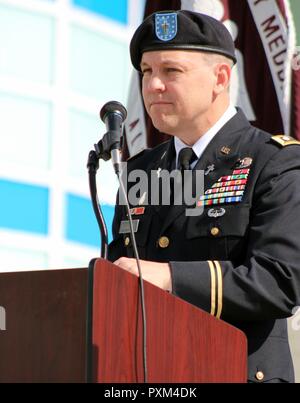 Fort Wainwright Garnison Kaplan Oberstleutnant Shawn McCammon bereitet die Anrufung 9. Juni auf 10 Basset Army's Community Hospital Jubiläumsfeier am Fort Wainwright, Alaska. Stockfoto