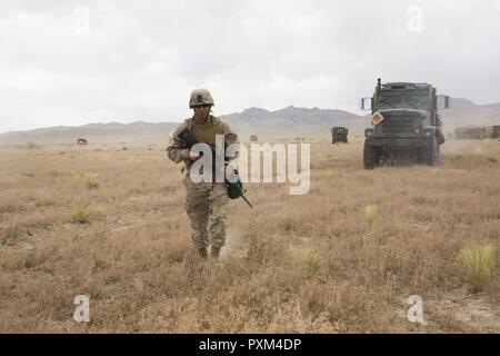 DUGWAY Proving Grounds, Utah - Pfc. Carlos R. Rodriguez ein Feld Bediener mit Batterie D, 2.Bataillon, 14 Marine Regiment, 4 Marine Division, Marine Reserve, liefert Masse Führung in Dugway Proving Grounds, Utah, 12. Juni 2017. Marines mit Batterie D, führen ihre zweiwöchige jährliche Weiterbildung in der Bereitschaft zu erhalten und zu verbessern Fertigkeiten bekämpfen. Stockfoto