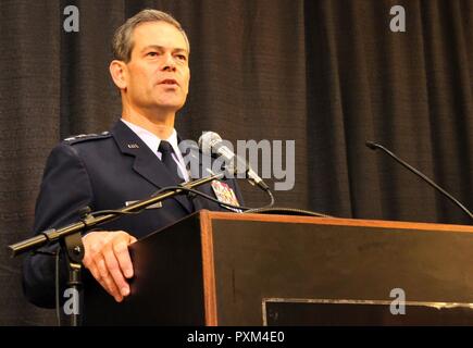 Generalleutnant Ken Wilsbach, der alaskan North American Aerospace Defense Command Region, Alaskan Befehl und 11 Air Force Commander, erläutert die strategische Bedeutung von Alaska Juni 12 im Anchorage Handelskammer militärischen Anerkennung Mittagessen im Hotel Captain Cook in Anchorage, Alaska. Die 24. jährliche Veranstaltung Startschuss für militärische Anerkennung Woche, die kostenlosen Veranstaltungen und Aktivitäten für den Militärdienst und die Familienmitglieder in der gesamten Anchorage Schüssel. Stockfoto