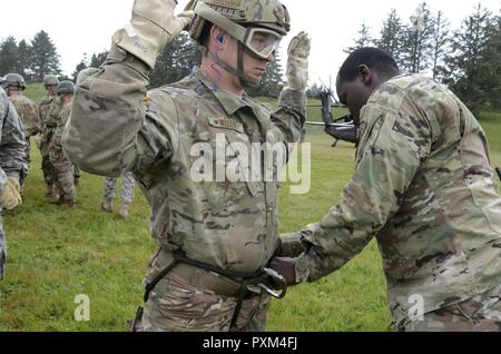 Senior Airman Brandon Wells, der 124 Air Support Operations Squadron, taktische Aviation Control Party im Feld Gowen, Idaho zugewiesen, hat seinen Gang vor dem Abseilen aus einem UH-60 Black Hawk Hubschrauber während des Air Assault Kurs am Lager Rilea in Warrenton, Virginia, 8. Juni 2017 statt. Abseilen ist einer der Tests service Mitglieder ausführen muss, um die Air Assault Badge ausgezeichnet zu werden. Der Kurs besteht aus körperlichem Training, ruck Märsche, Unterricht und praktische Übungen. Stockfoto