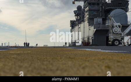 MAYPORT, Fla (11. Juni 2017) Die Amphibious Assault ship USS Iwo Jima (LHD7) fährt seinen Heimathafen an der Naval Station Mayport. Iwo Jima befindet sich derzeit in einer Reihe von Zertifizierungen in Vorbereitung für künftige Operationen und Bereitstellungen. Stockfoto