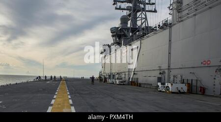 MAYPORT, Fla (11. Juni 2017) Die Amphibious Assault ship USS Iwo Jima (LHD7) fährt seinen Heimathafen an der Naval Station Mayport. Iwo Jima befindet sich derzeit in einer Reihe von Zertifizierungen in Vorbereitung für künftige Operationen und Bereitstellungen. Stockfoto