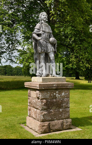 Leben Größe führen die Statue von König James VI. von Schottland und König James I von England mit reichsapfel und Zepter in Glamis Castle Schottland Großbritannien Stockfoto