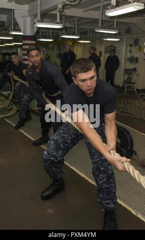 MAYPORT, Fla (11. Juni 2017) Midshipmen hebe bei einem Meer-und-anker detail in der forcastle Amphibisches Schiff an Bord der USS Iwo Jima (LHD7). Iwo Jima befindet sich derzeit in einer Reihe von Zertifizierungen in Vorbereitung für künftige Operationen und Bereitstellungen. Stockfoto