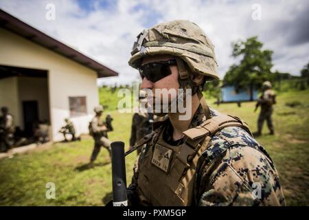 Us Marine Lance Cpl. Tristan Warren bereitet sich auf eine Patrouille Juni 9, 2017, in Ban Chem Khrem, Verbot Chem Khrem, Thailand. Kg Unternehmen Marines sind in Thailand arbeiten mit collaterally die Königlich Thailändische Marine in der Unterstützung der Zusammenarbeit flott Bereitschaft und Weiterbildung. Warren, ein Eingeborener von Dublin, Ohio, ist ein rifleman mit Firma K, 3rd Battalion, 14th Marine Regiment, die Vorwärts- in den 4 Marine Regiment wird als Teil der Einheit Deployment Program eingesetzt. Stockfoto