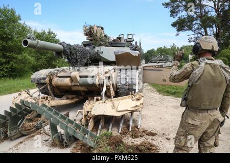 Us-Soldaten der Brigade 588th Engineer Battalion, 3. gepanzerte Brigade Combat Team Reparatur eine Assault Breacher Fahrzeug während der Übung kombinierte Lösen VIII am Hohenfels, Hohenfels, Deutschland, 12. Juni 2017. Übung kombinierte Lösen VIII ist eine multinationale Übung konzipiert der Armee Regional zugeteilten Kräfte auf die US-European Command. Kombinierte lösen VIII werden mehr als 3.400 Teilnehmer aus 10 Nationen gehören. Das Ziel der Übung ist es, die Kräfte in Europa vorbereiten, sind Stabilität und Sicherheit in der Region zu fördern. Stockfoto