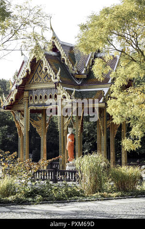 Deutschland Bayern Muenchen Westpark Thai-sala Tempel Buddha-statue Oberbayern Park Parkanlage siehe Teich Pagode Glaube Religion Kunst Kultur Statue Bu Stockfoto