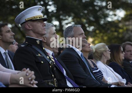 Von links, US Marine Corps Oberst Tyler J. Zagurski, kommandierender Offizier, Marine Barracks Washington; die Damen und Herren Neil M. Gorsuch, Associate des Obersten Gerichtshof der Vereinigten Staaten und Robert D. Hogue, der Anwalt der Kommandant des Marine Corps, beobachten Sie den Sonnenuntergang Parade im Marine Corps War Memorial, Arlington, Virginia, 6. Juni 2017. Sonnenuntergang Paraden sind als Mittel zur Einhaltung der hohen Beamten statt, verehrte Bürger und Förderer des Marine Corps. Stockfoto