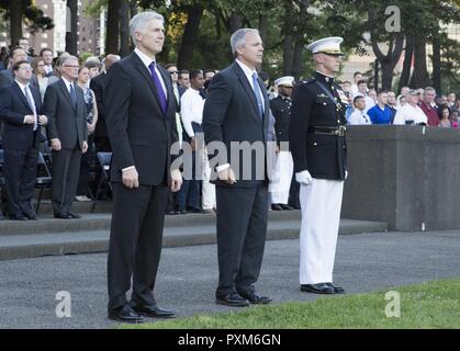 Von links, der Frau Abgeordneten Neil M. Gorsuch, Associate des Obersten Gerichtshof der Vereinigten Staaten; Robert D. Hogue, der Anwalt der Kommandant des Marine Corps und der US Marine Corps Oberst Tyler J. Zagurski, kommandierender Offizier, Marine Barracks Washington, Ehren während ein Sonnenuntergang Parade im Marine Corps War Memorial, Arlington, Virginia, 6. Juni 2017 zu machen. Sonnenuntergang Paraden sind als Mittel zur Einhaltung der hohen Beamten statt, verehrte Bürger und Förderer des Marine Corps. Stockfoto